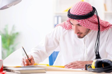 Arap mühendis yeni proje üzerinde çalışıyor