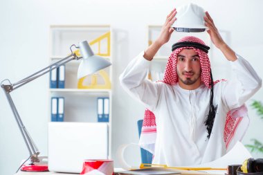 Arap mühendis yeni proje üzerinde çalışıyor