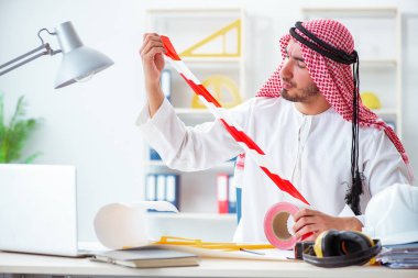 Arap mühendis yeni proje üzerinde çalışıyor