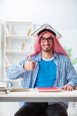 Üniversite sınavlarına hazırlanan Arap öğrenci