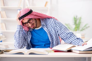 Üniversite sınavlarına hazırlanan Arap öğrenci