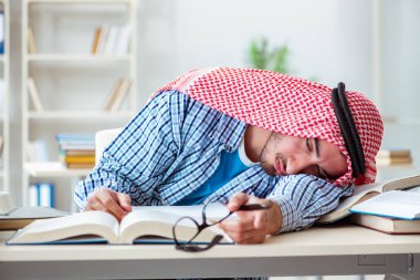 Üniversite sınavlarına hazırlanan Arap öğrenci