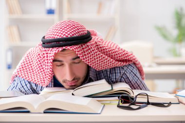 Üniversite sınavlarına hazırlanan Arap öğrenci