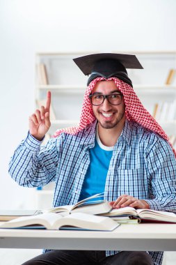 Üniversite sınavlarına hazırlanan Arap öğrenci