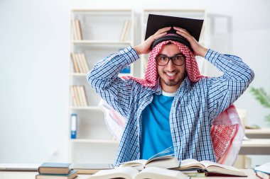 Üniversite sınavlarına hazırlanan Arap öğrenci
