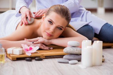 Salondaki spa prosedürü sırasında genç bir kadın.