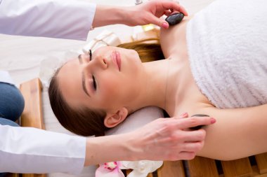 Salondaki spa prosedürü sırasında genç bir kadın.