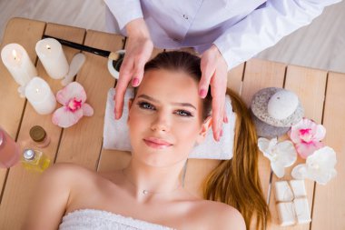 Salondaki spa prosedürü sırasında genç bir kadın.