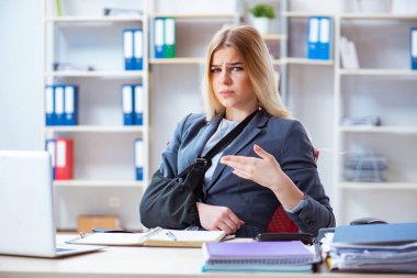 Ofiste çalışan yaralı kadın çalışan.