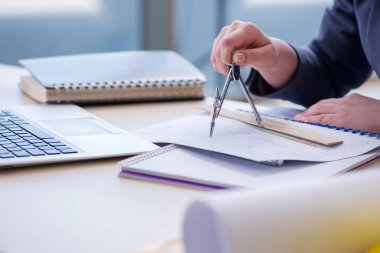 Projede çalışan kadın mimar  