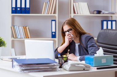 İş kadını çalışanlar ofiste hasta.