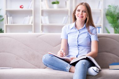 Üniversite sınavlarına hazırlanan genç bir kız öğrenci.