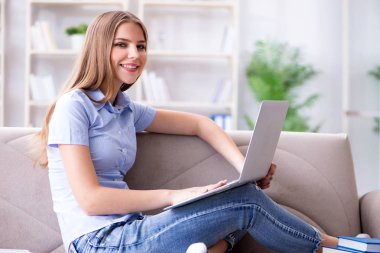 Üniversite sınavlarına hazırlanan genç bir kız öğrenci.