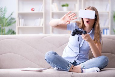Sanal gerçeklik oyunları oynayan genç kız