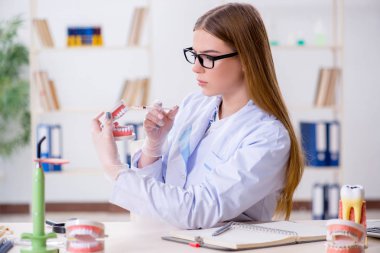 Diş hekimliği öğrencisi sınıfta pratik yapıyor.