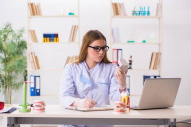 Diş hekimliği öğrencisi sınıfta pratik yapıyor.