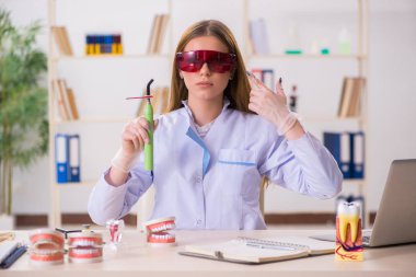 Diş hekimliği öğrencisi sınıfta pratik yapıyor.