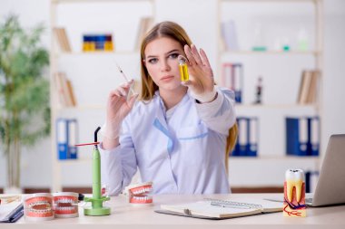 Diş hekimliği öğrencisi sınıfta pratik yapıyor.