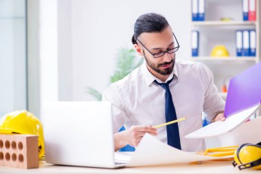 Stüdyosunda çalışan mimar yeni bir proje üzerinde çalışıyor.