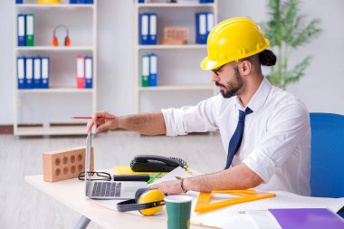 Stüdyosunda çalışan mimar yeni bir proje üzerinde çalışıyor.