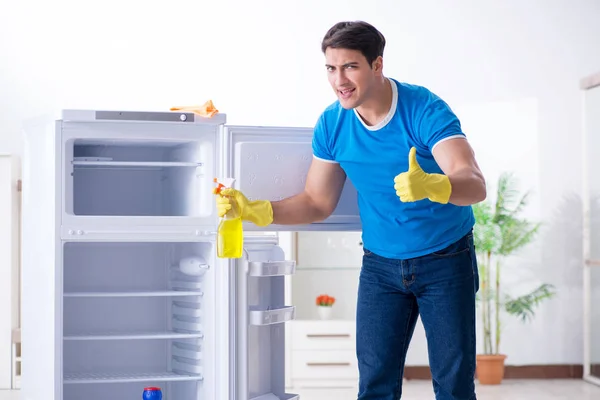 Hijyen konseptinde buzdolabını temizleyen adam. — Stok fotoğraf