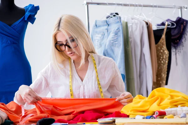 Mujer sastre trabajando en nuevos diseños de vestido —  Fotos de Stock