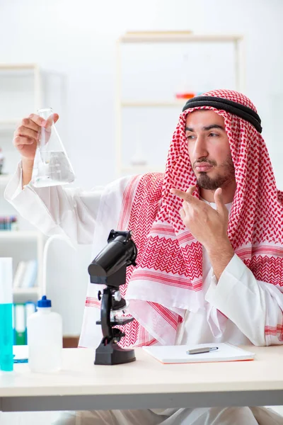 Arabski chemik sprawdzający jakość wody pitnej — Zdjęcie stockowe