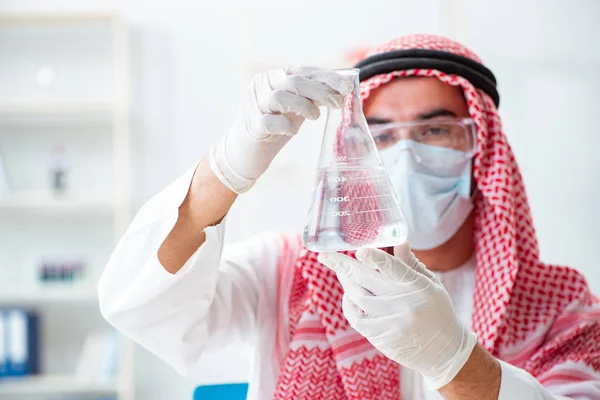 Arabský Chemik Kontrolující Kvalitu Pitné Vody — Stock fotografie