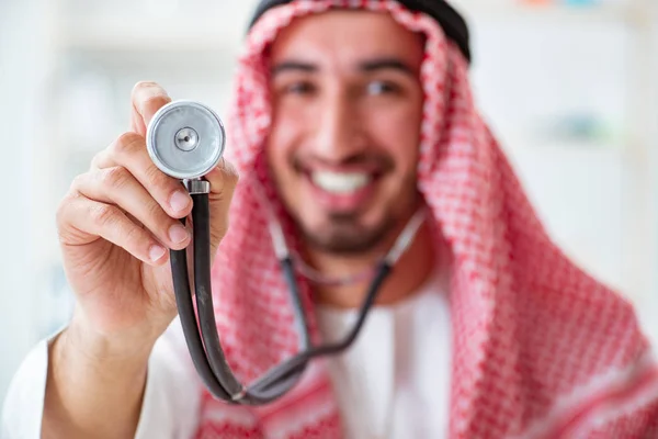 Medico saudita arabo con stetoscopio in ospedale — Foto Stock