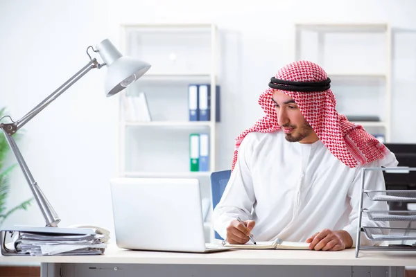 Арабский Бизнесмен Работающий Офисе — стоковое фото