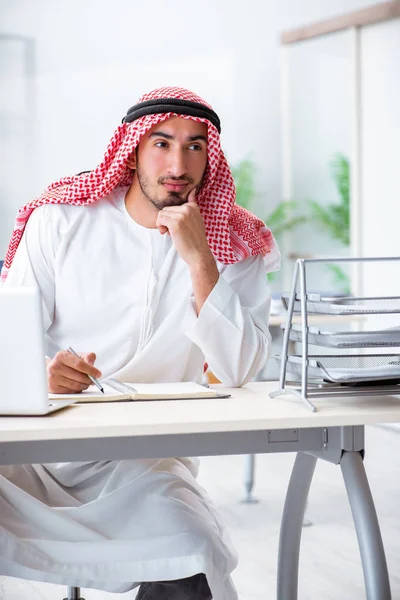 Uomo d'affari arabo che lavora in ufficio — Foto Stock