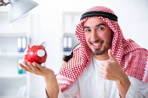 Homme d'affaires arabe travaillant dans le bureau — Photo