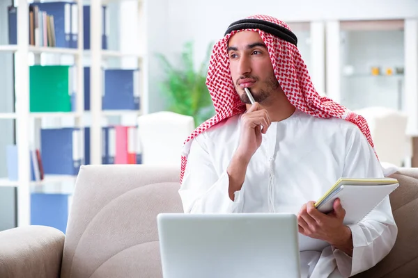 Arab férfi otthon dolgozik a munkáján. — Stock Fotó