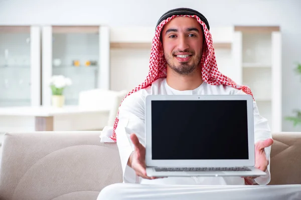 Hombre árabe trabajando en casa en su trabajo — Foto de Stock