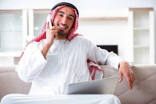 Uomo arabo che lavora a casa sul suo lavoro — Foto Stock