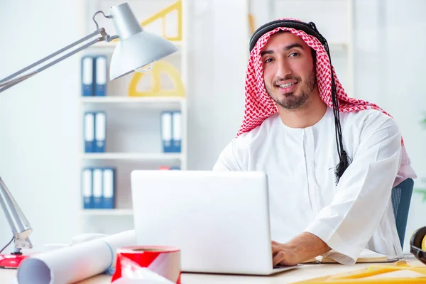 Ingegnere arabo al lavoro su un nuovo progetto — Foto Stock