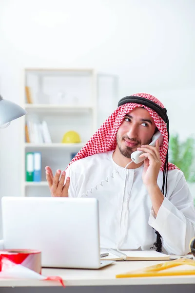 Ingegnere arabo al lavoro su un nuovo progetto — Foto Stock