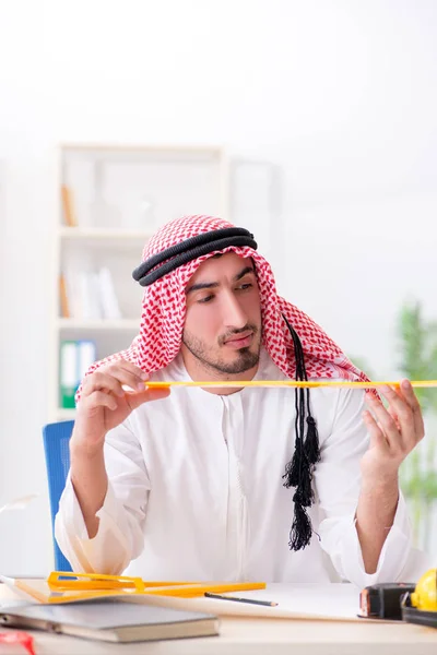 Arabisk ingeniør i arbeid med nytt prosjekt – stockfoto