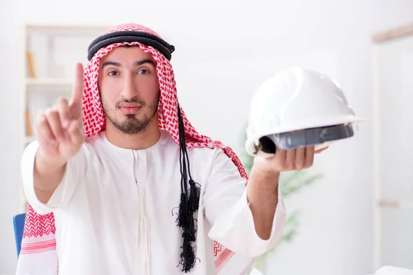 Arabisk ingenjör på nytt projekt — Stockfoto