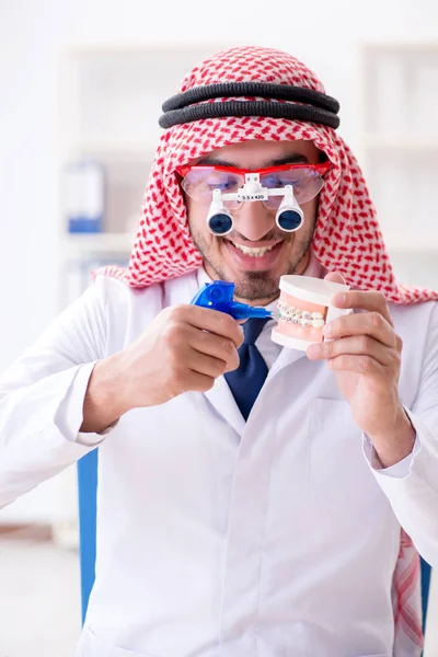 Arabischer Zahnarzt arbeitet an neuem Zahnimplantat — Stockfoto