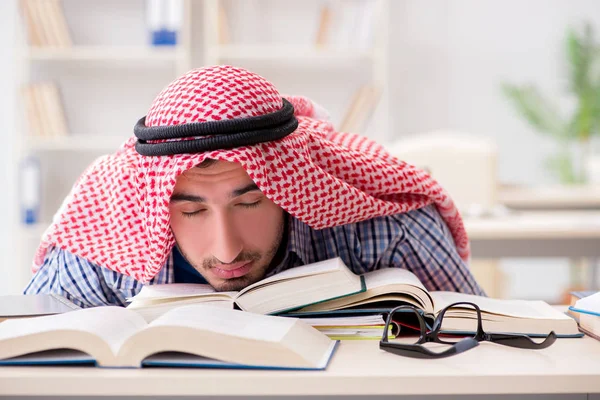 Estudante árabe se preparando para exames universitários — Fotografia de Stock