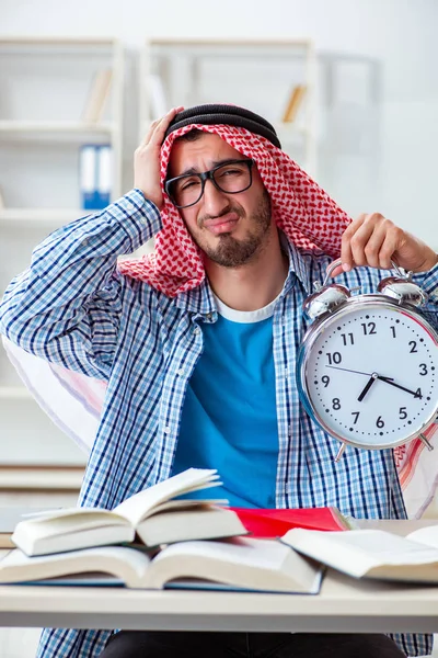 Arabisk student förbereder sig för universitetsprov — Stockfoto