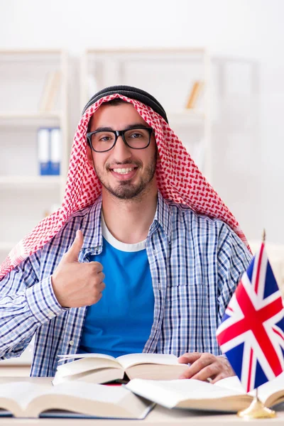 Άραβας φοιτητής που σπουδάζει αγγλική γλώσσα — Φωτογραφία Αρχείου