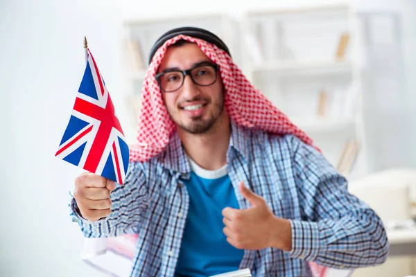 Estudante árabe estudando língua inglesa — Fotografia de Stock
