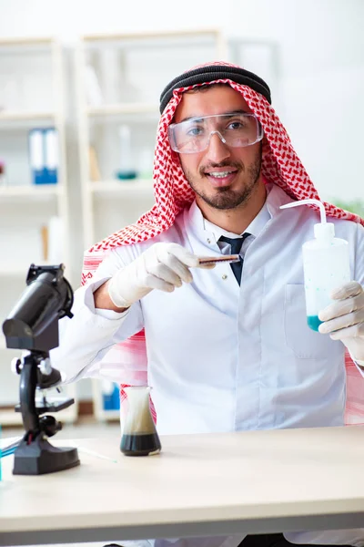 Químico árabe trabalhando no escritório do laboratório — Fotografia de Stock