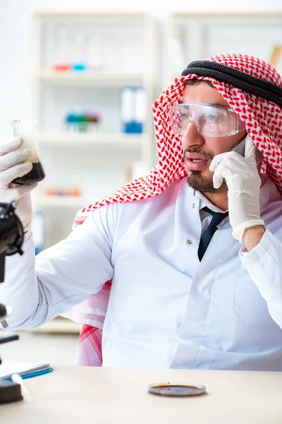 Arabische Chemikerin arbeitet im Laborbüro — Stockfoto