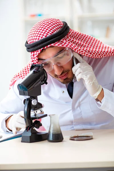 Arabischer Chemiker testet Qualität von Ölbenzin — Stockfoto