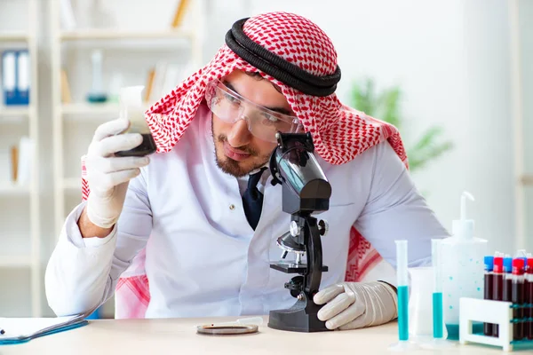 Químico árabe trabalhando no escritório do laboratório — Fotografia de Stock