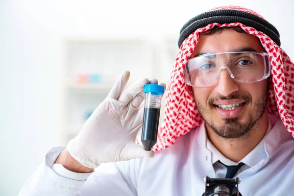 Químico árabe trabajando en la oficina del laboratorio — Foto de Stock