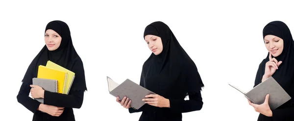 Ung muslimsk kvinnlig student med böcker — Stockfoto